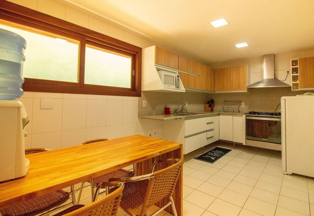 Casa com Cinco Suítes em Condomínio Seguro a 1min da Praia do Forno Por Luxury Rentals