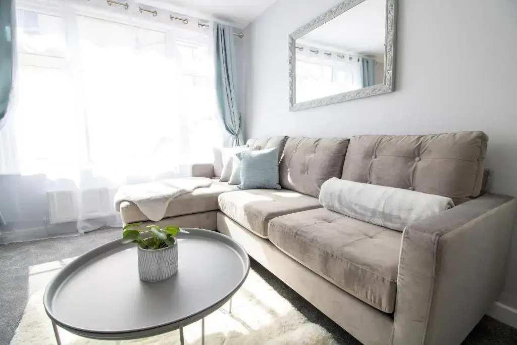 Modern and Stylish Apartment- Short Walk to Beach