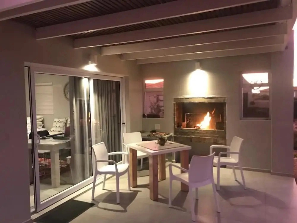 Hidden Gem A Unique 7 Sleeper, 3 x En-suite Bedrooms, 12m Solar Warmed Lap Pool