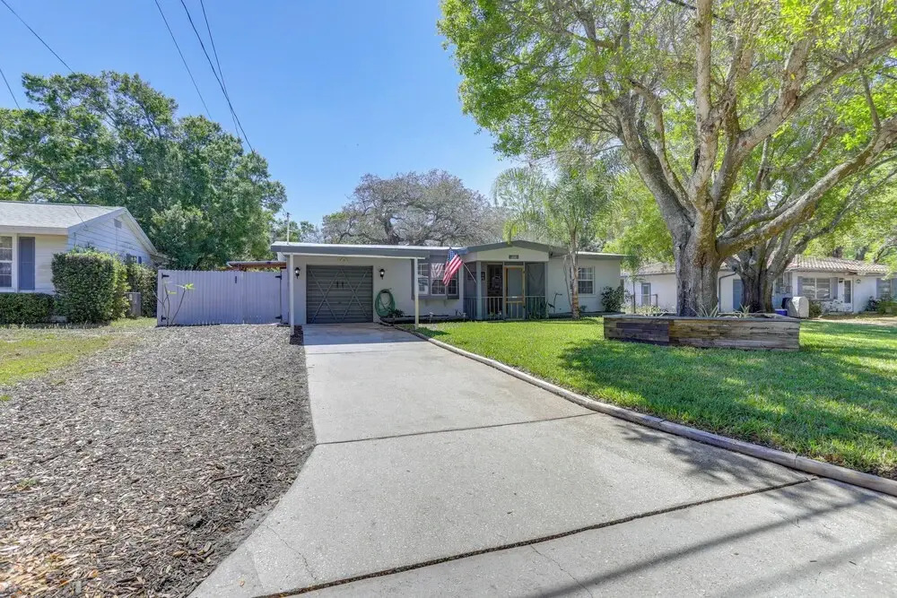 Pet-Friendly Largo Escape w/ Fire Pit