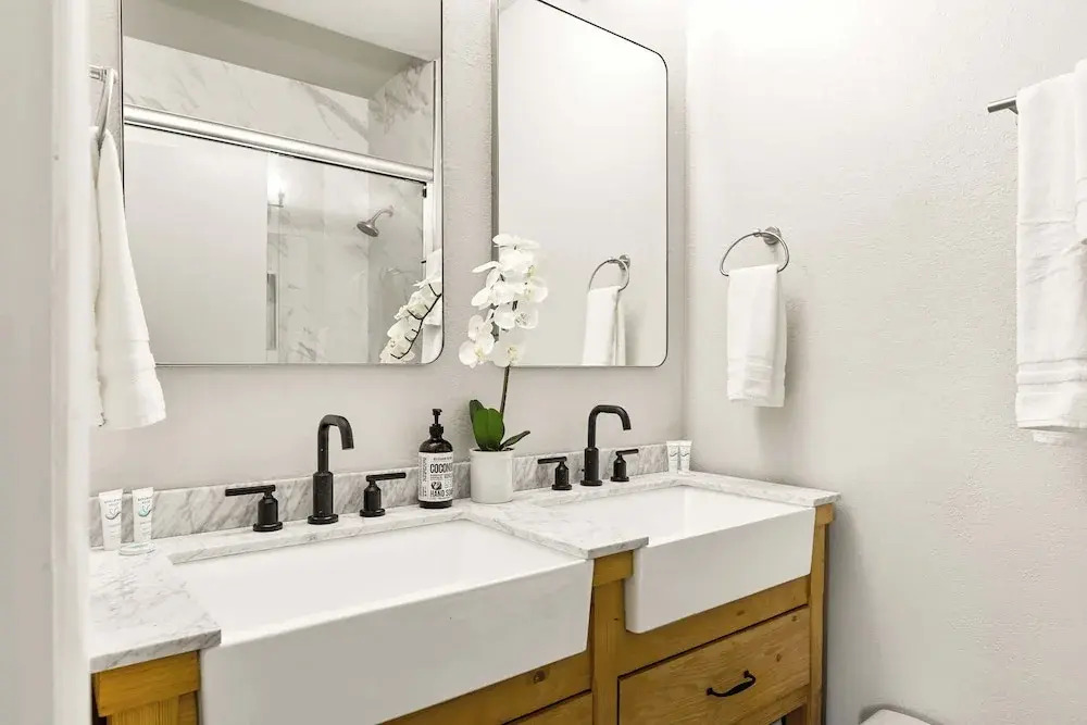 The Fancy Fox Stunning 4 BR Retreat, Min to Lake