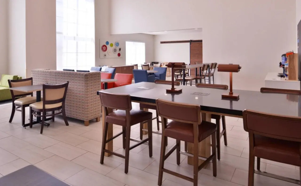 Holiday Inn Express & Suites Farmington Bloomfield by IHG