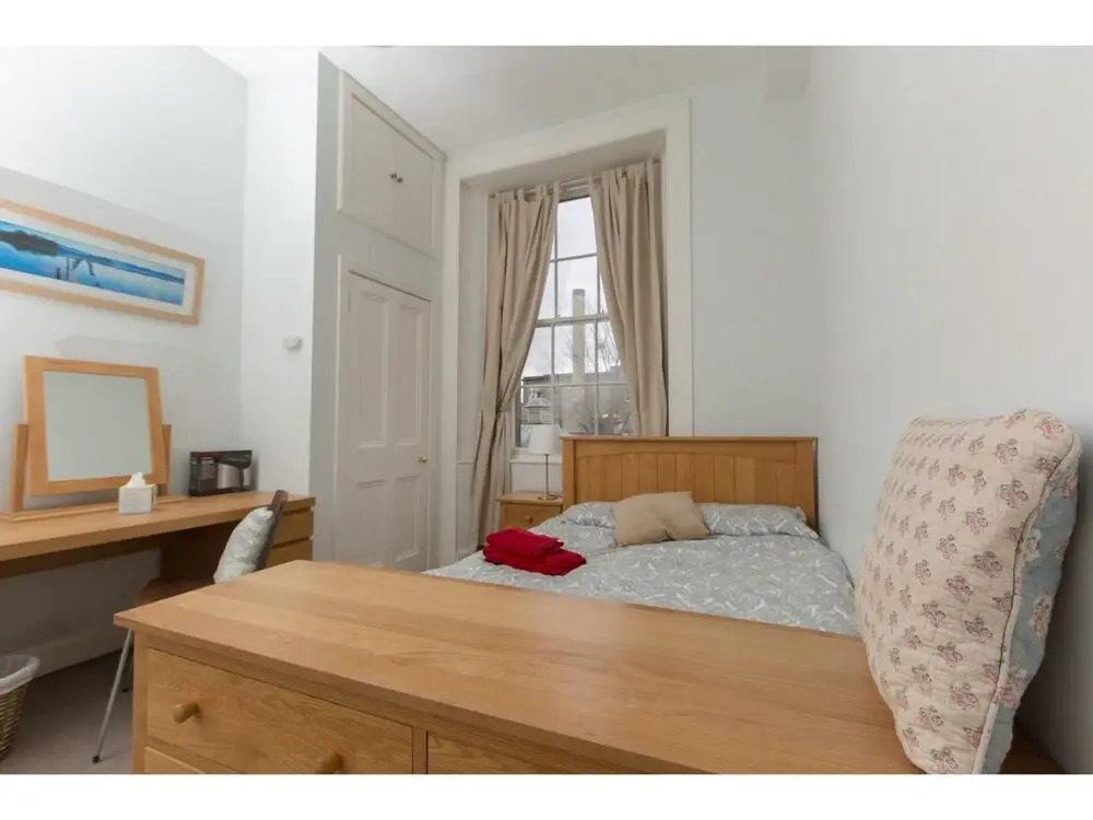 Spacious, Bright 5-br Flat for 10 in Edinburgh