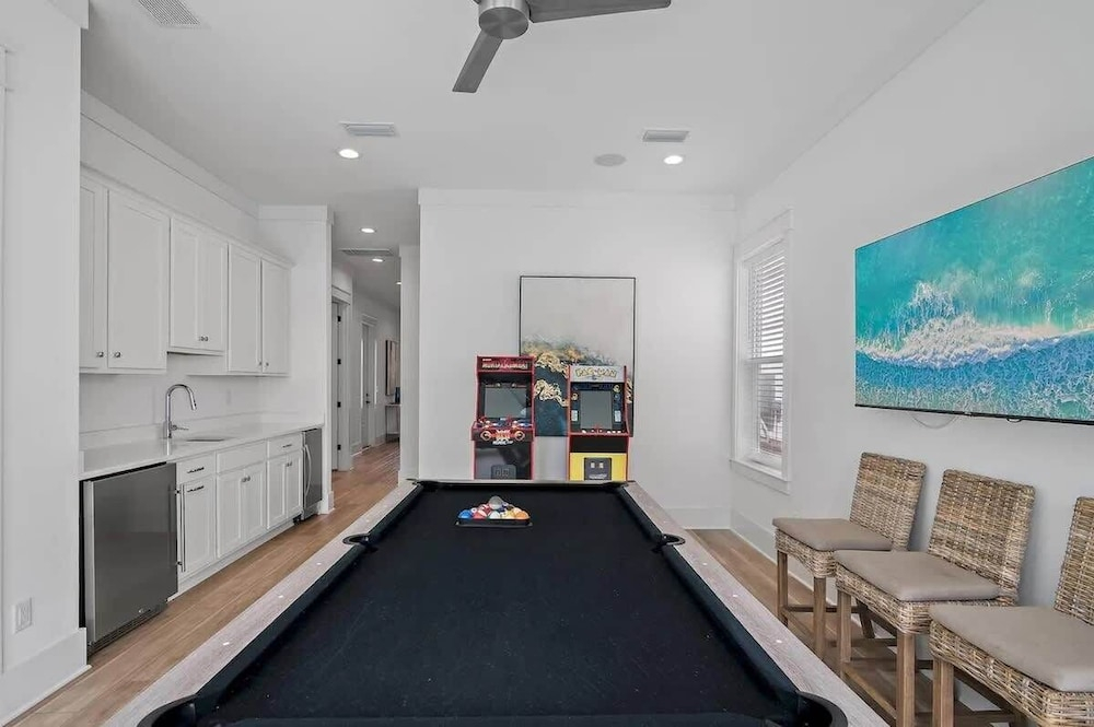 3-story Comfortable Home Near the Beach
