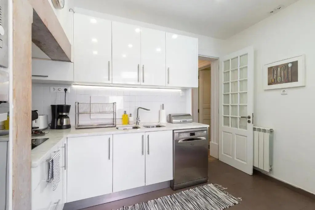 Bright City Center, 10m from subway, 6 rooms, up to 20 PPL
