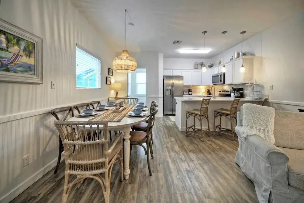 Sleeps 29, 3 Homes Beachside Resort Pool, Walk to the Beach