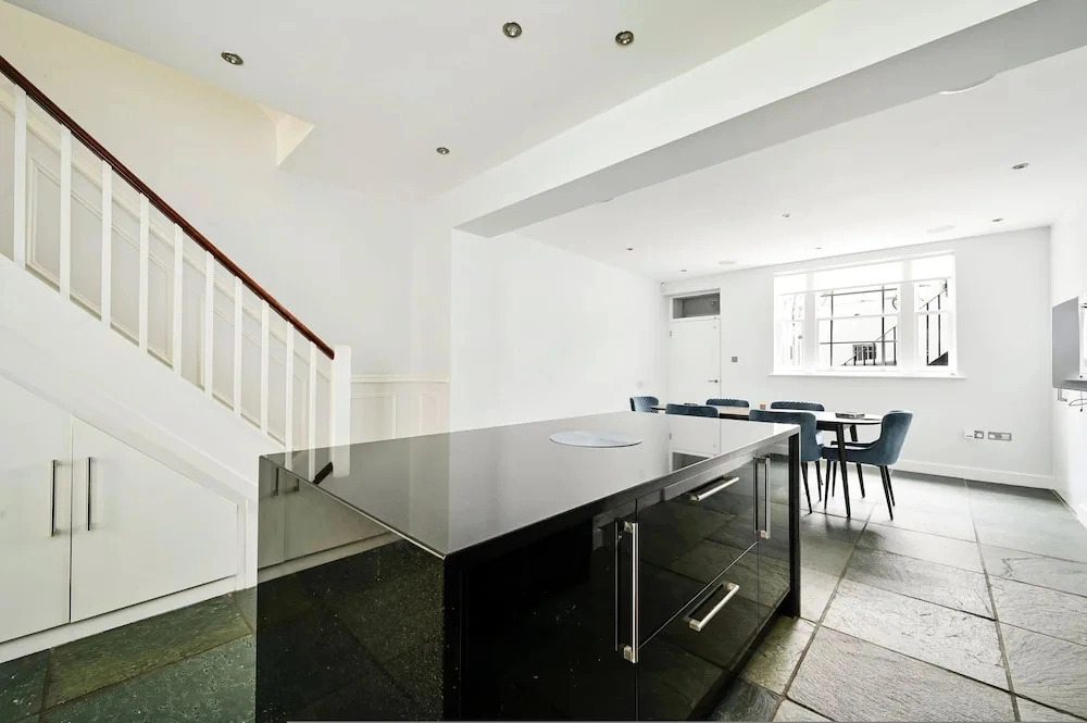5 Beds House - 5 Mins to Victoria Station