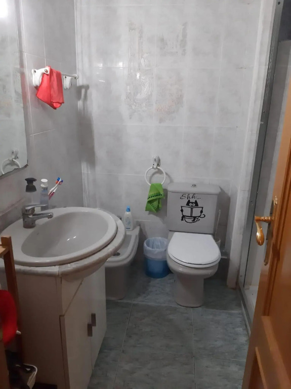 habitación pequeña en piso compartido con 2 adultos y 1 perrito