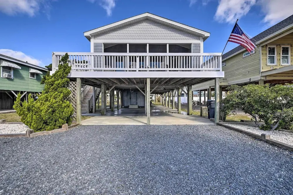Holden Beach Family Abode - Steps to Ocean!