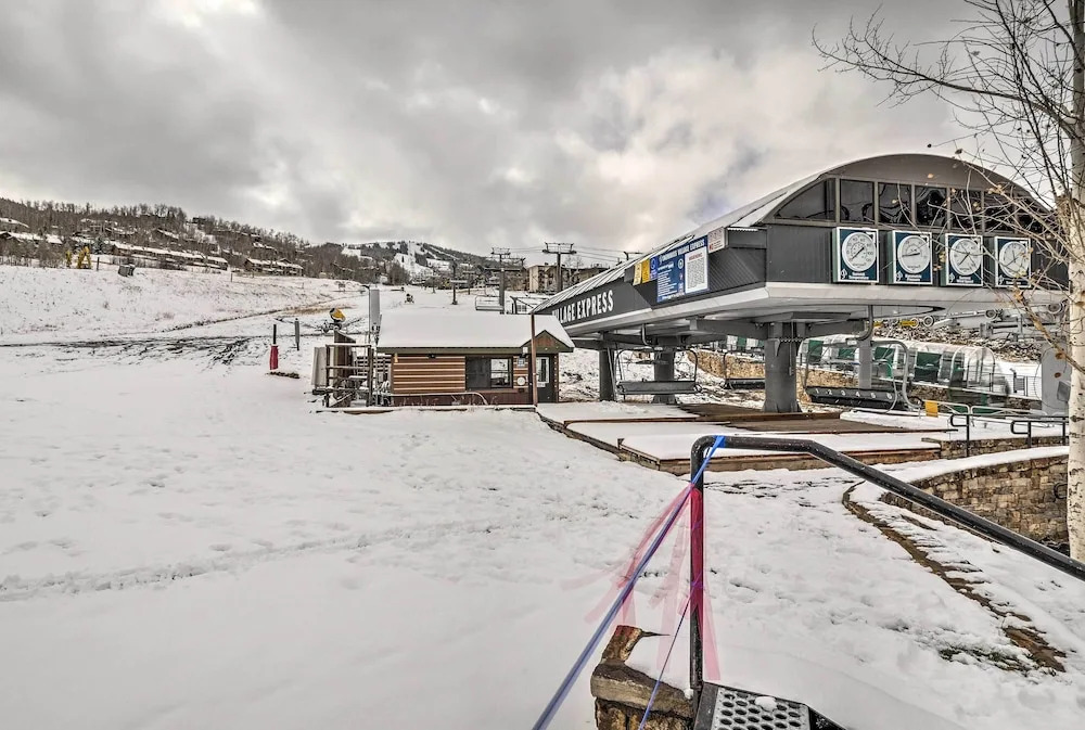 Ski-in/out Snowmass Condo w/ Community Hot Tub!