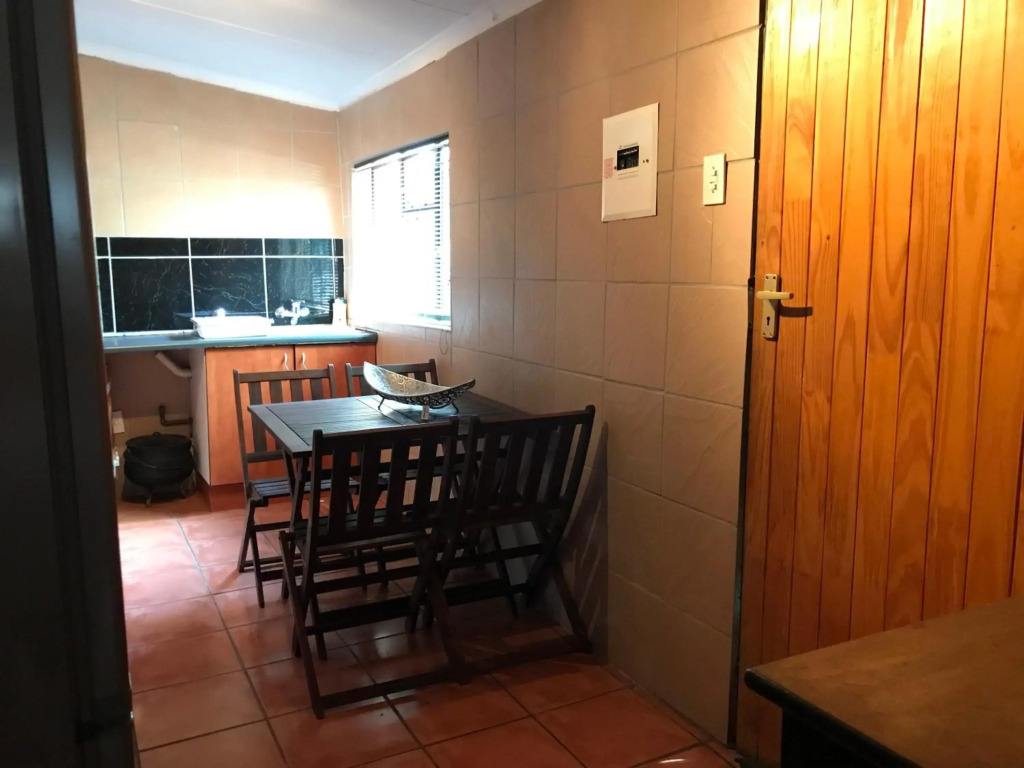 Contemporary Stay at Giraffe Cottage