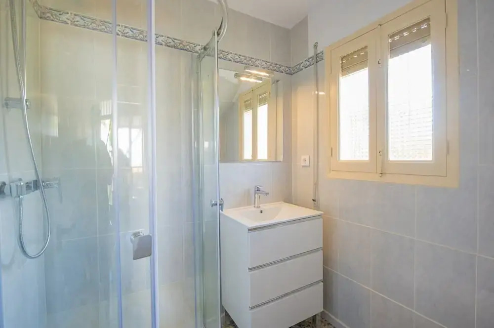 Villa - 6 Bedrooms with Pool and WiFi - 105023
