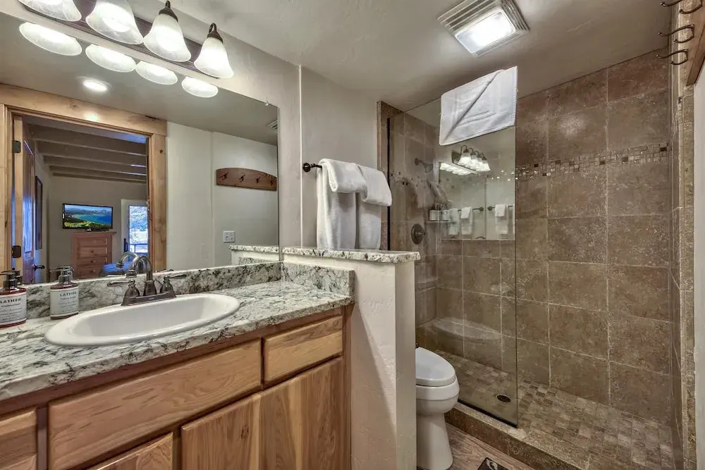 Newly Remodeled 1 Bed and Loft at Lakeland Village