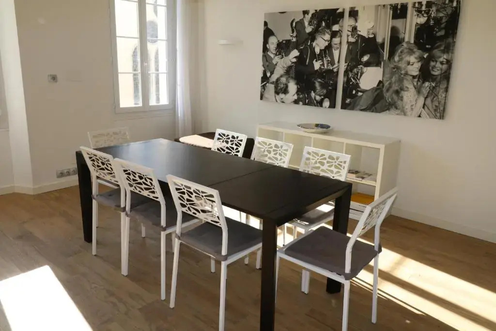 Luxury, central 3 bedroom, 3 bathrooms 5 mins from the Palais 410