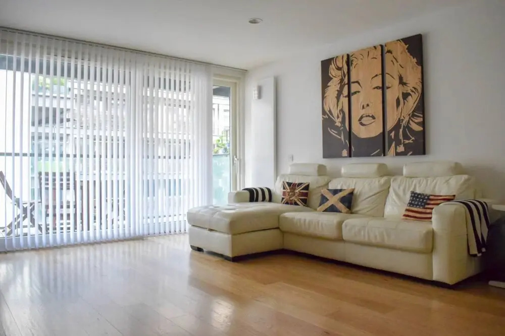 Modern 2 Bedroom Apartment with Balcony On The Canal