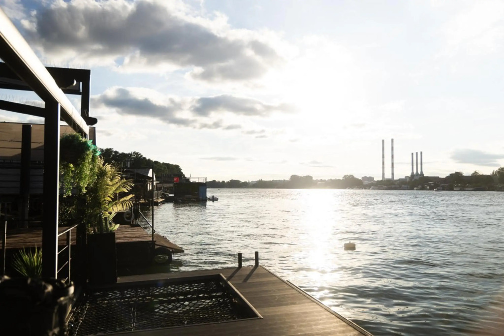 ADA MOMENT Splav- kuca na reci Beograd- Floating House on SAVA RIVER ,Belgrade