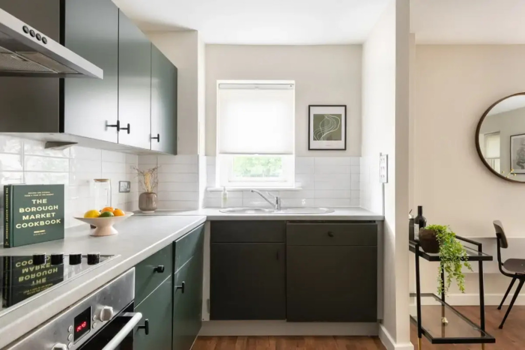 The Bow Mews - Modern & Bright 2BDR Apartment with Patio