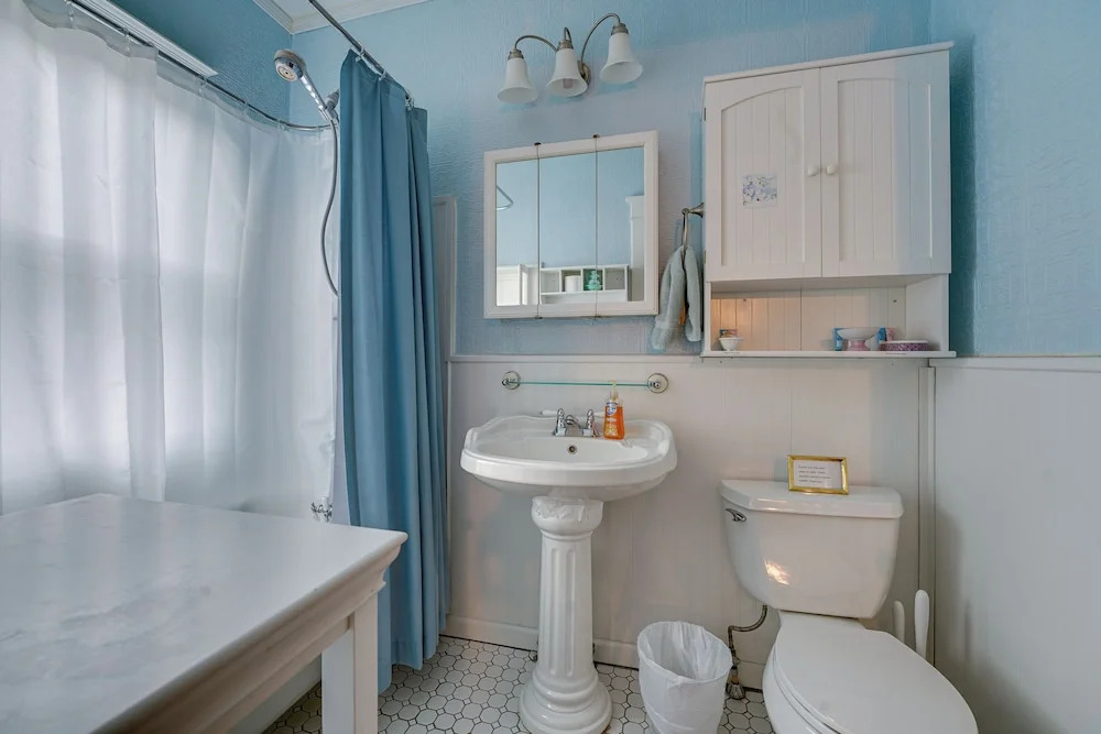 Dtwn Victorian Home - 1 Mi to Lake Michigan Beach!