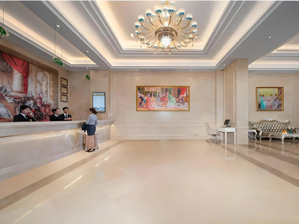 Vienna International Hotel (Shenzhen Pinghu Metro Station)