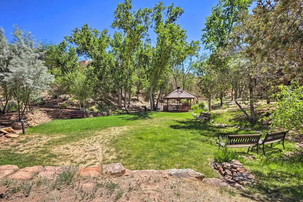 Traditional-style Adobe Casita - Walk to Dtwn