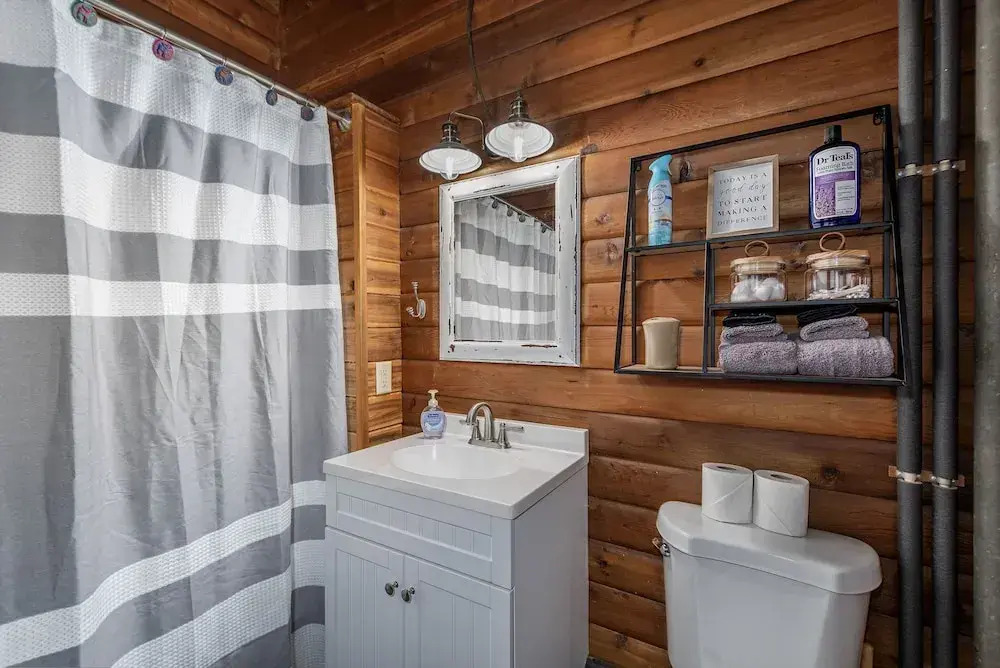 A Peace Of Pine 2 Bedroom Home by NW Comfy Cabins by RedAwning