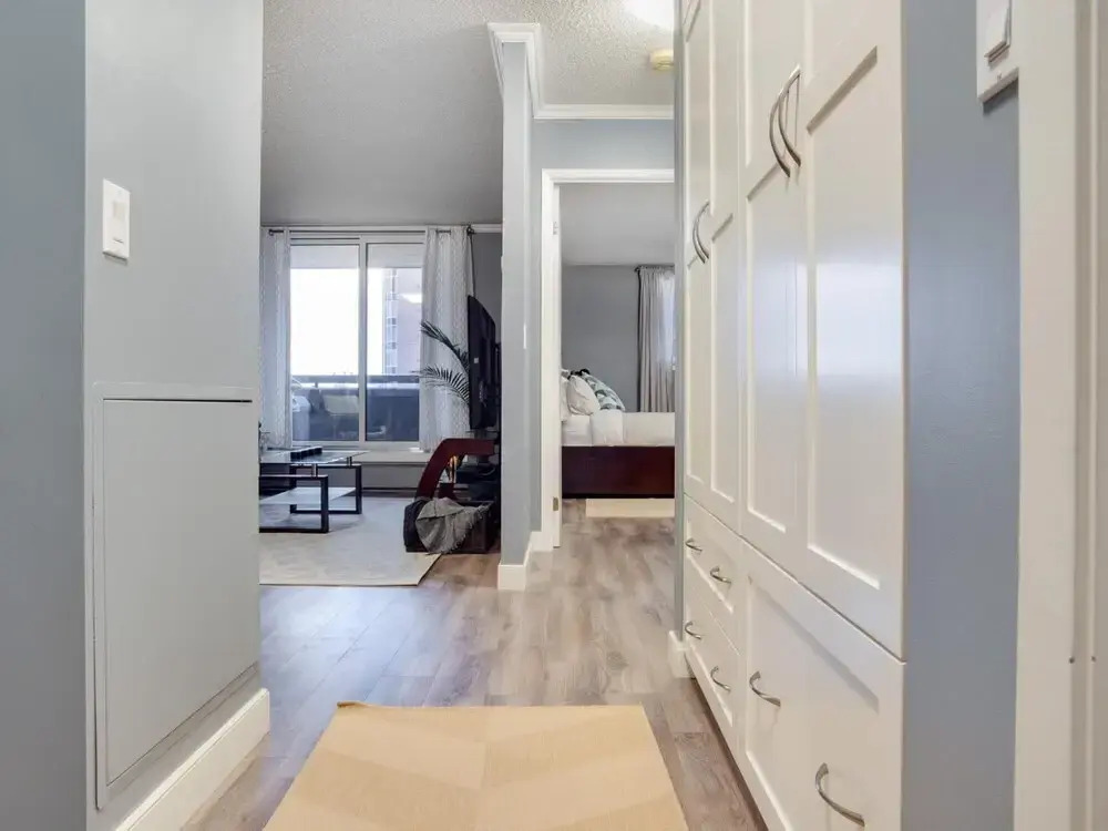 Cozy and Central DT Home w Gym Coffee Parking BBQ