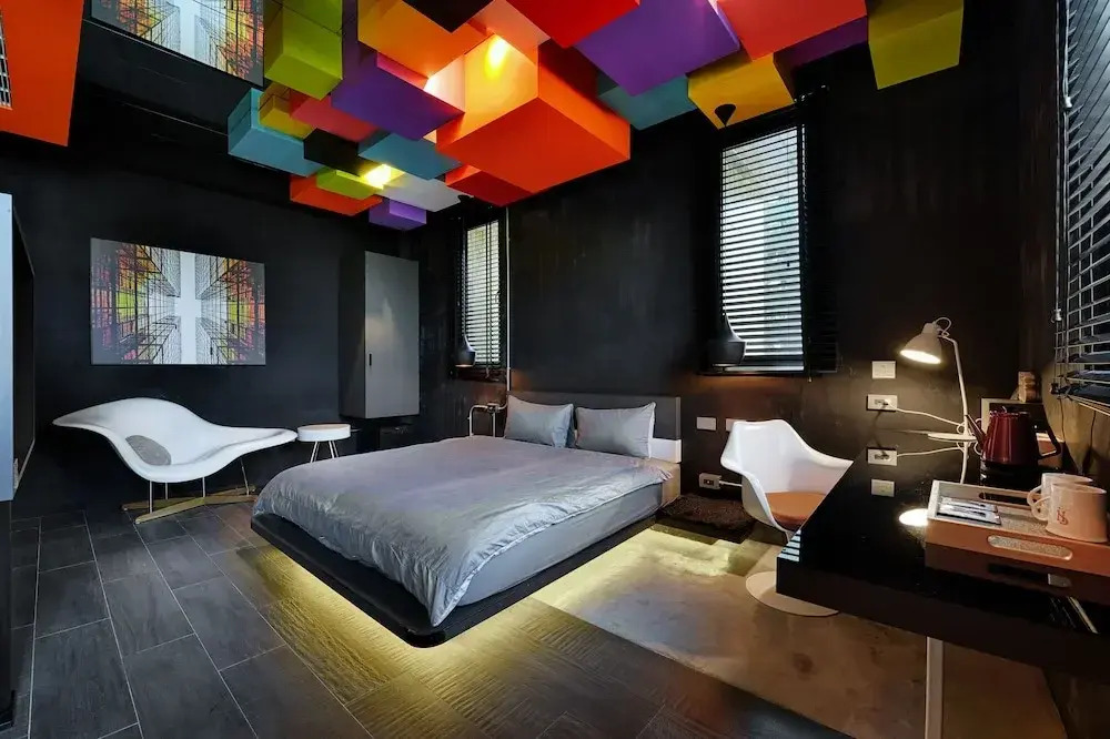 STABLE HOTEL