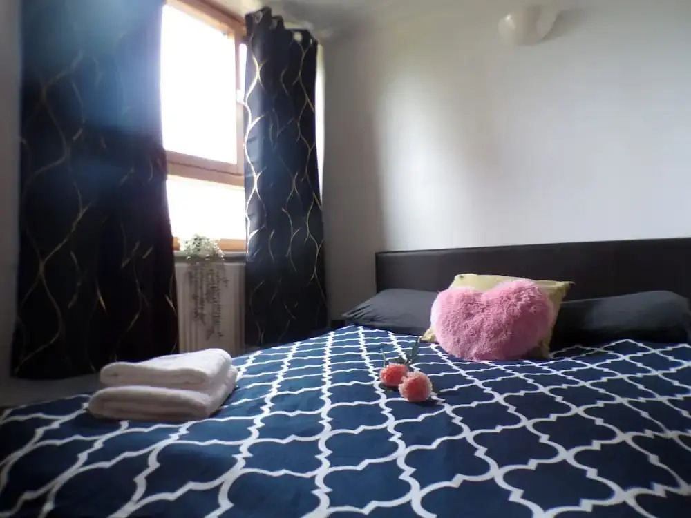 Chelsea Orange Apartment Sleeps10-petsok-parking
