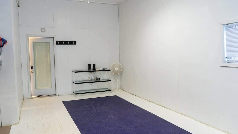 Fun Retro Island Vibe - Sleeps 17 - Beach 1 Block