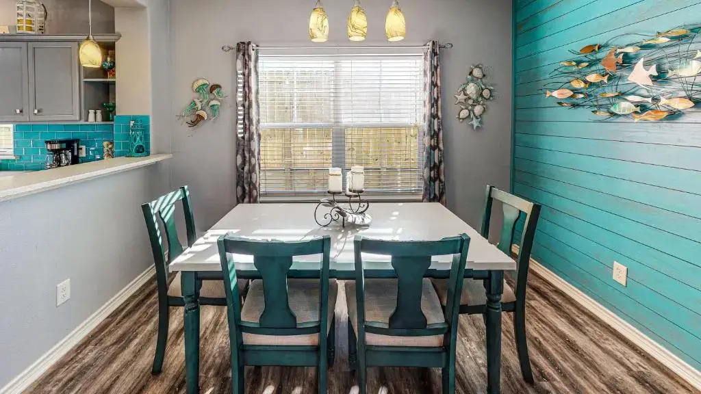 MC16 Multi-Level Condo, Shared Pool & Hot Tub, Close to Beach