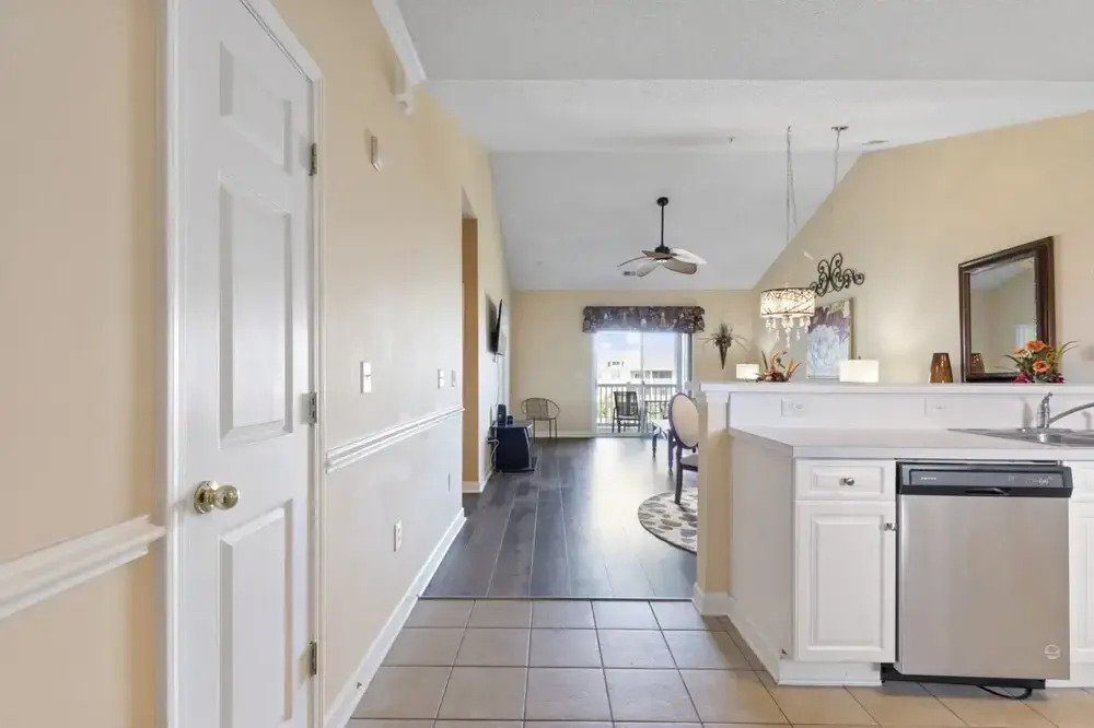 Sunny 2BR Condo with Community Pool and Close to Attractions