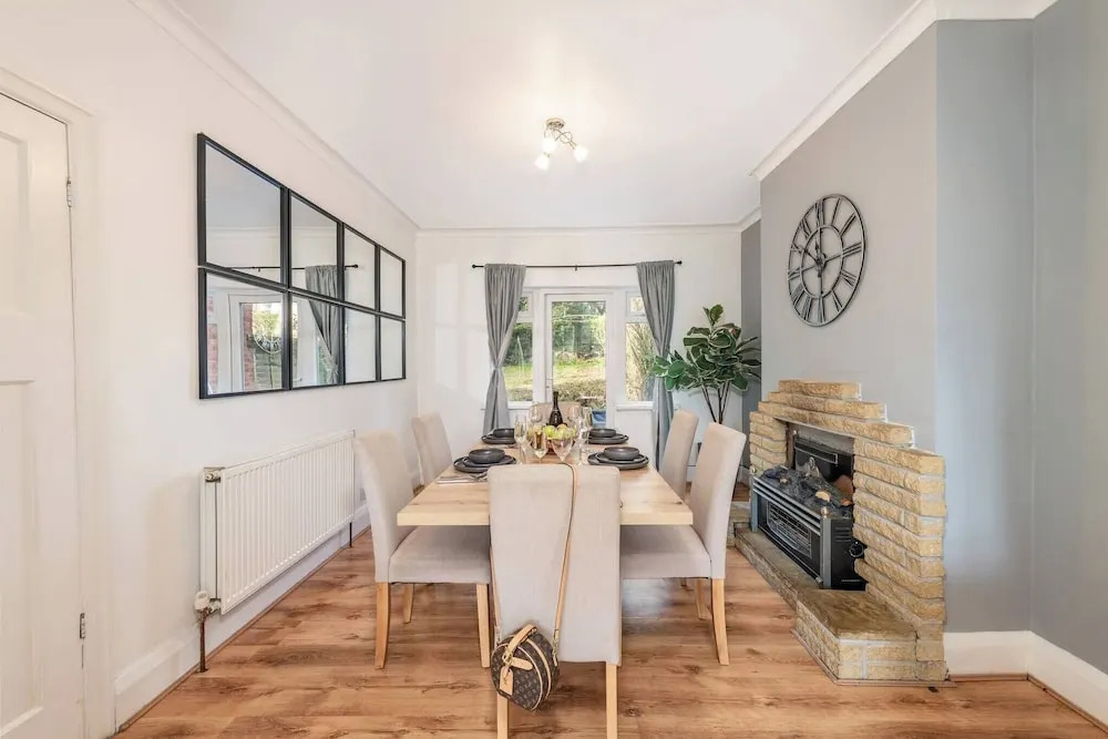 Charming 3-bedroom Wolverhampton Home With Private Hot Tub
