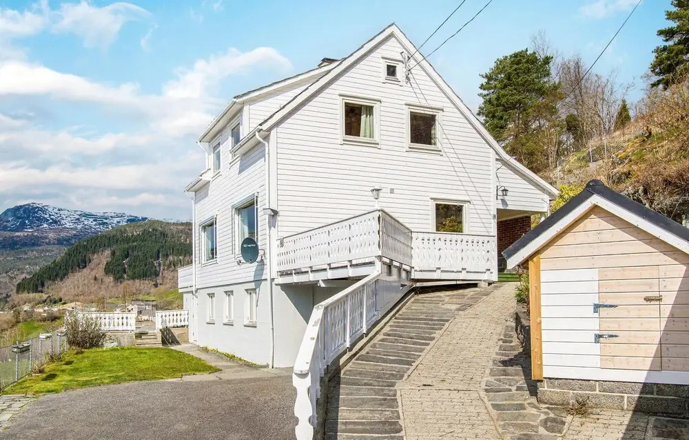 4 Bedroom Amazing Home In Strandebarm