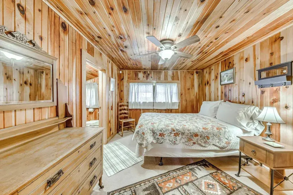 Cozy Cabin Near Grindstone Lake & Downtown!