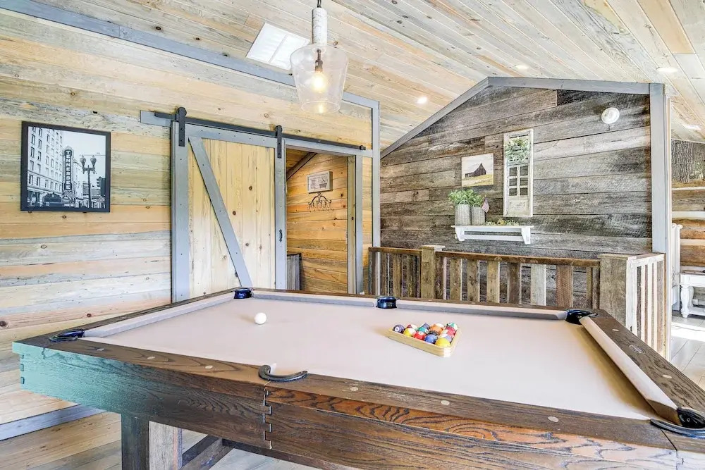 Hot Tub + Pool Table: 3-story Gatlinburg Cabin!