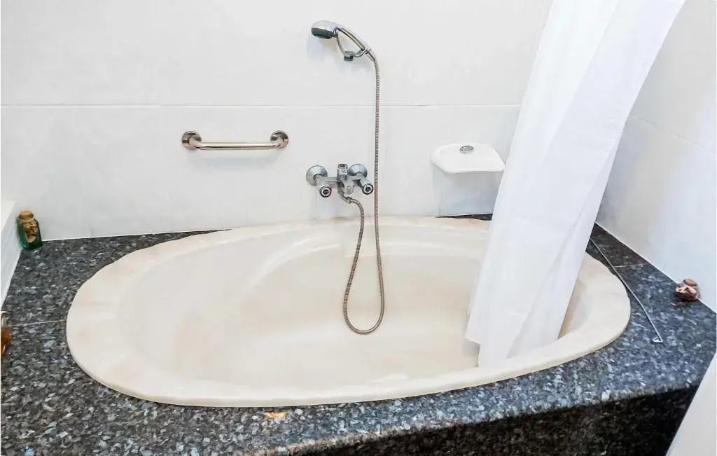 Amazing apartment in Fisterra with 4 Bedrooms and WiFi