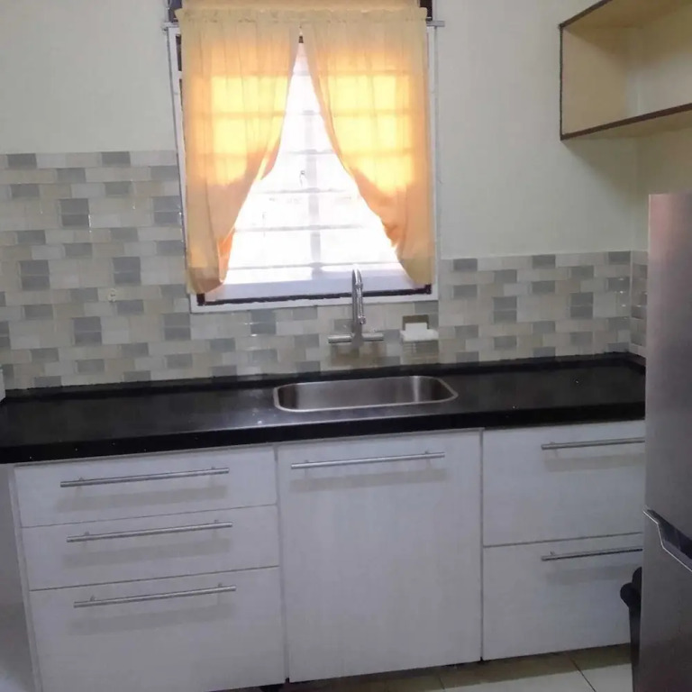 3 Bed House - Sleeps 4 - Parking - Enclosed Garden