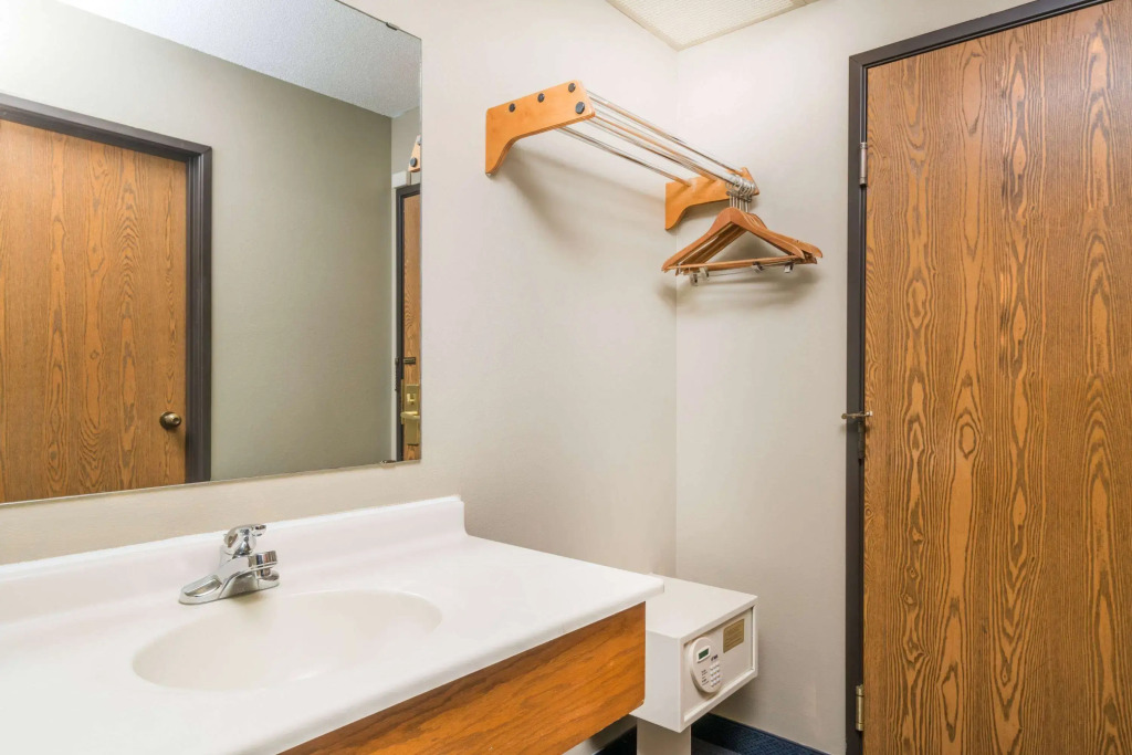 Super 8 by Wyndham Portage