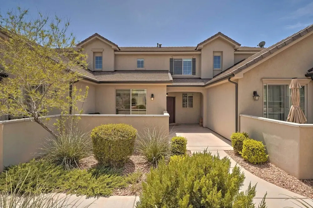 'blue Sky Get-a-way' Townhome w/ Patio, Grill