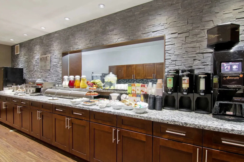 Home Inn & Suites Regina Airport