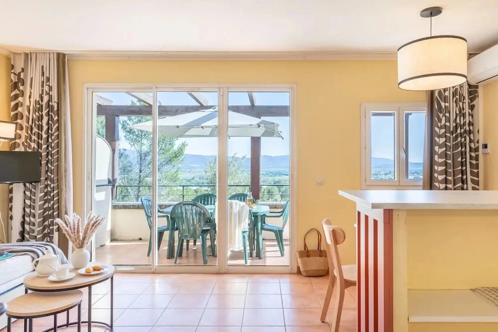 Riverfront Family Stay With Balcony
