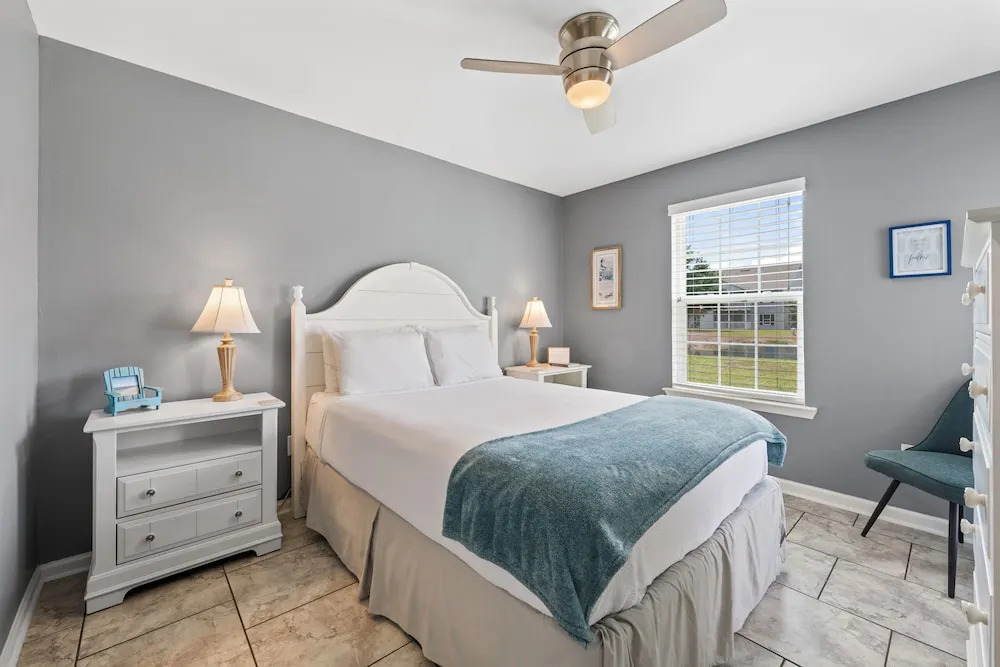 Cozy Condo Near Baseball Fields and Zoo- Pool Tennis Courts Pickleball