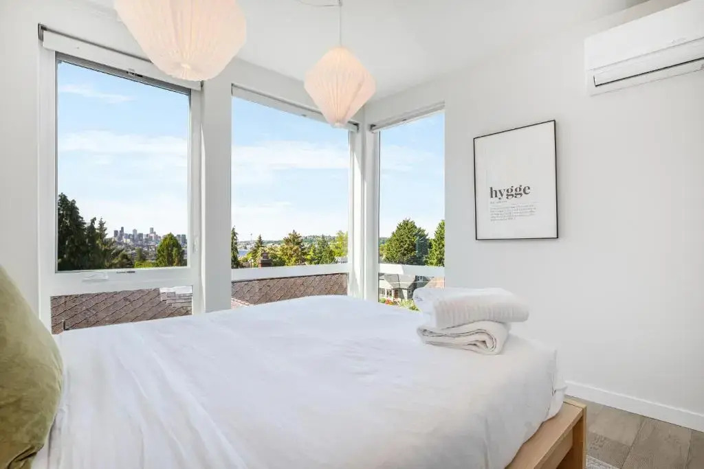 Rooftop Patio with Waterview, Private Garden & Grill 3BR 3BA