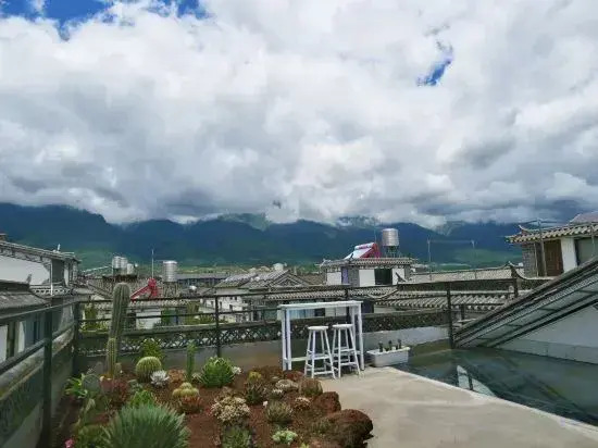 Yilongge Homestay (Dali Erhai Caicun Longkan Wharf Branch)