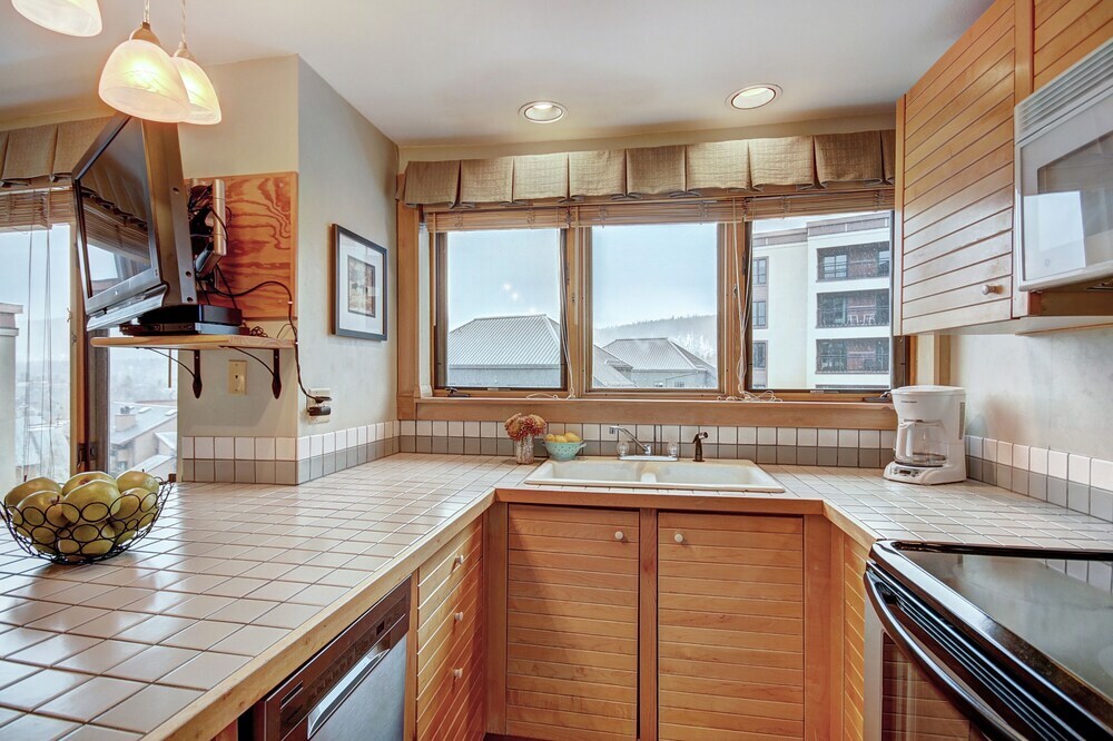 Ge At Breckenridge Peak 9 Inn, Liftside 402 Studio Bedroom Condo by RedAwning