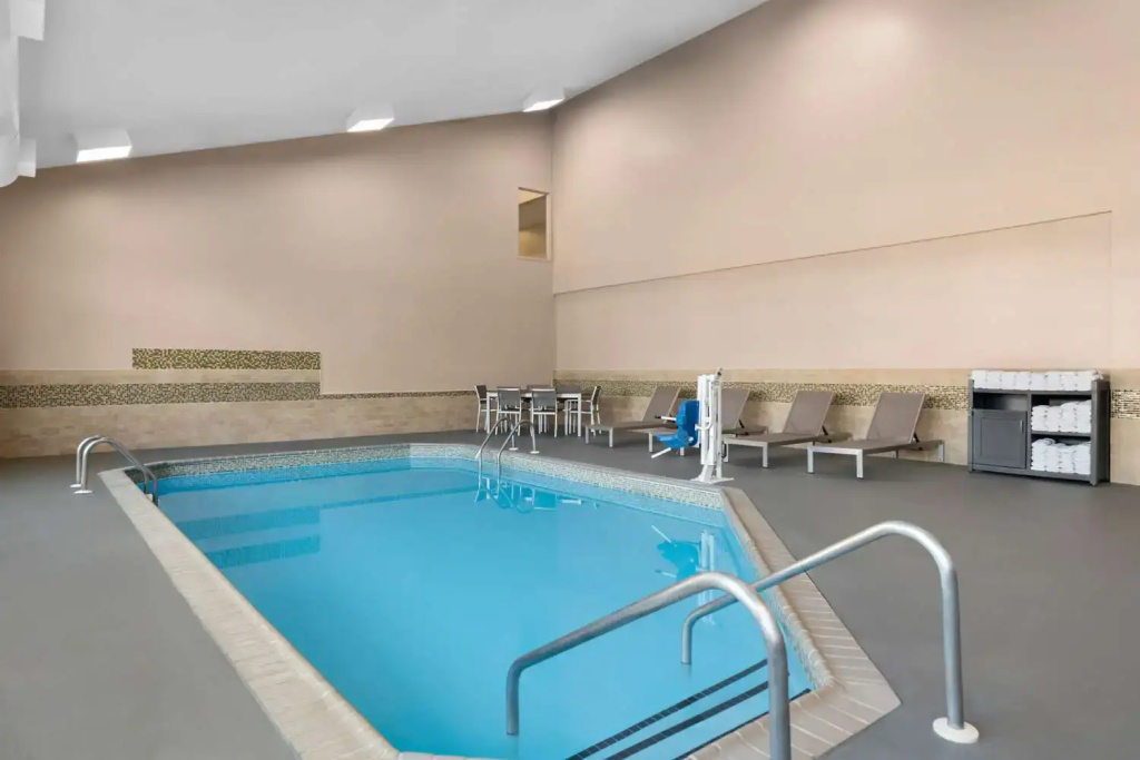Country Inn & Suites by Radisson, Near The National Sports Center, Coon Rapids, MN