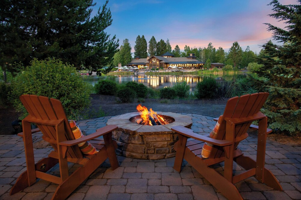 Klamath by Avantstay Premier Lakeside Cabin w/ Spa, Fire Pit & Lake Views
