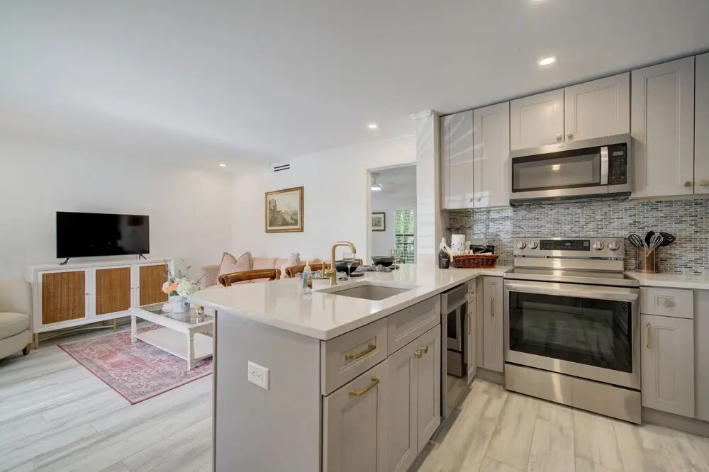 LeMalo Vacation Rental: Stylish 1-BR Condo Near 5th Ave S & Gulf Beaches Coastal Vibes, King Bed, and Private Outdoor Space. Perfect Location for Dining, Shopping and Exploring Naples!