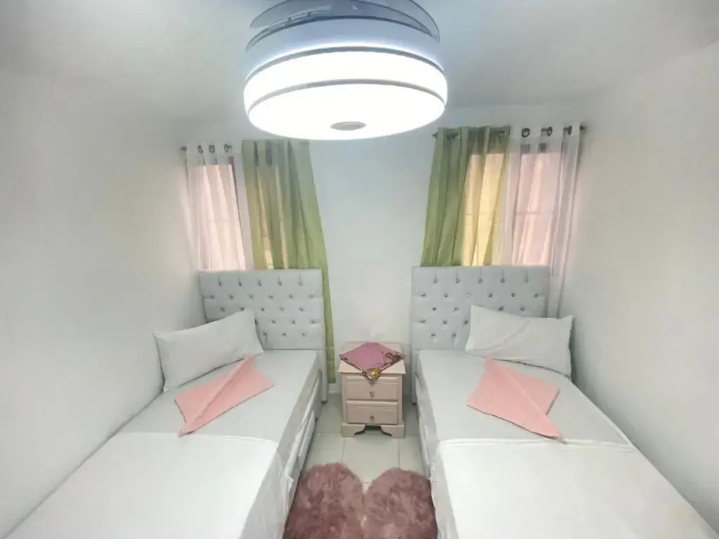 9 Santiago Monumental Area Cozy 3 bedrooms - WIFI- Air Conditioner- Apartment for 7 peoples - close to all kind the business around and transportation 24 hours to visit the city