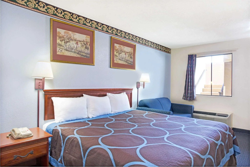 Super 8 by Wyndham Suwanee